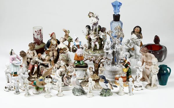 Lotto composto da 11 gruppi, 17 figurine, 3 vetri, 1 vasetto. Manifatture diverse, XX secolo. 