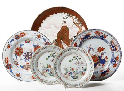 Porcellana decorata, Set di cinque piatti con soggetti vari, Cina/Giappone, XX secolo