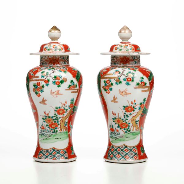 Coppia di potiches in porcellana nei toni della Famiglia Verde con decori naturalistici entro riserve, Cina, Dinastia Qing, XIX secolo