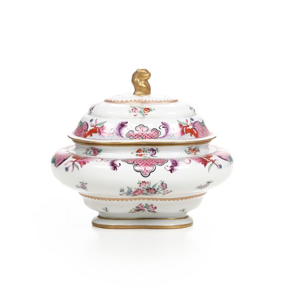 Zuppiera.  Francia, Manifattura Porcelaine De Paris, XX secolo.