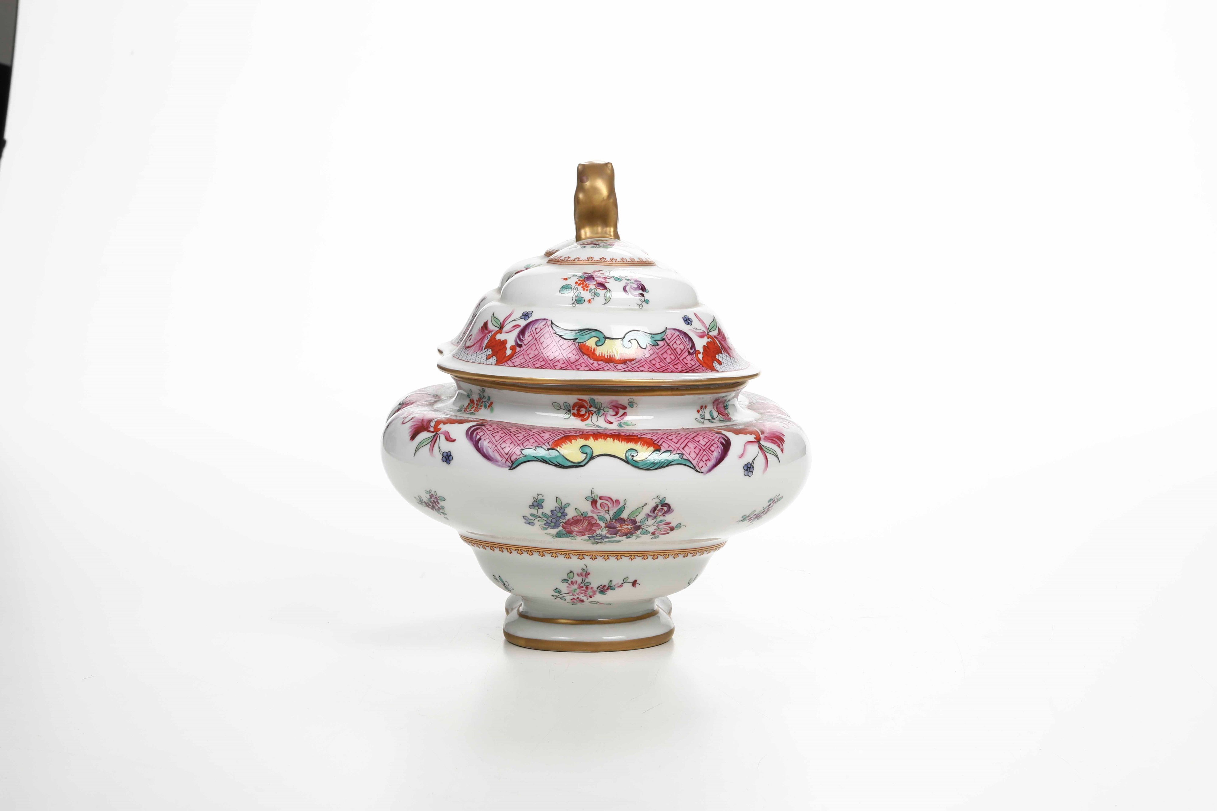 Zuppiera. Francia, Manifattura Porcelaine De Paris, XX Secolo.