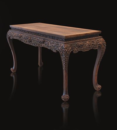 Importante Console Cerimoniale in Legno di Huanghuali Riccamente Intagliato con Decoro di Draghi ...