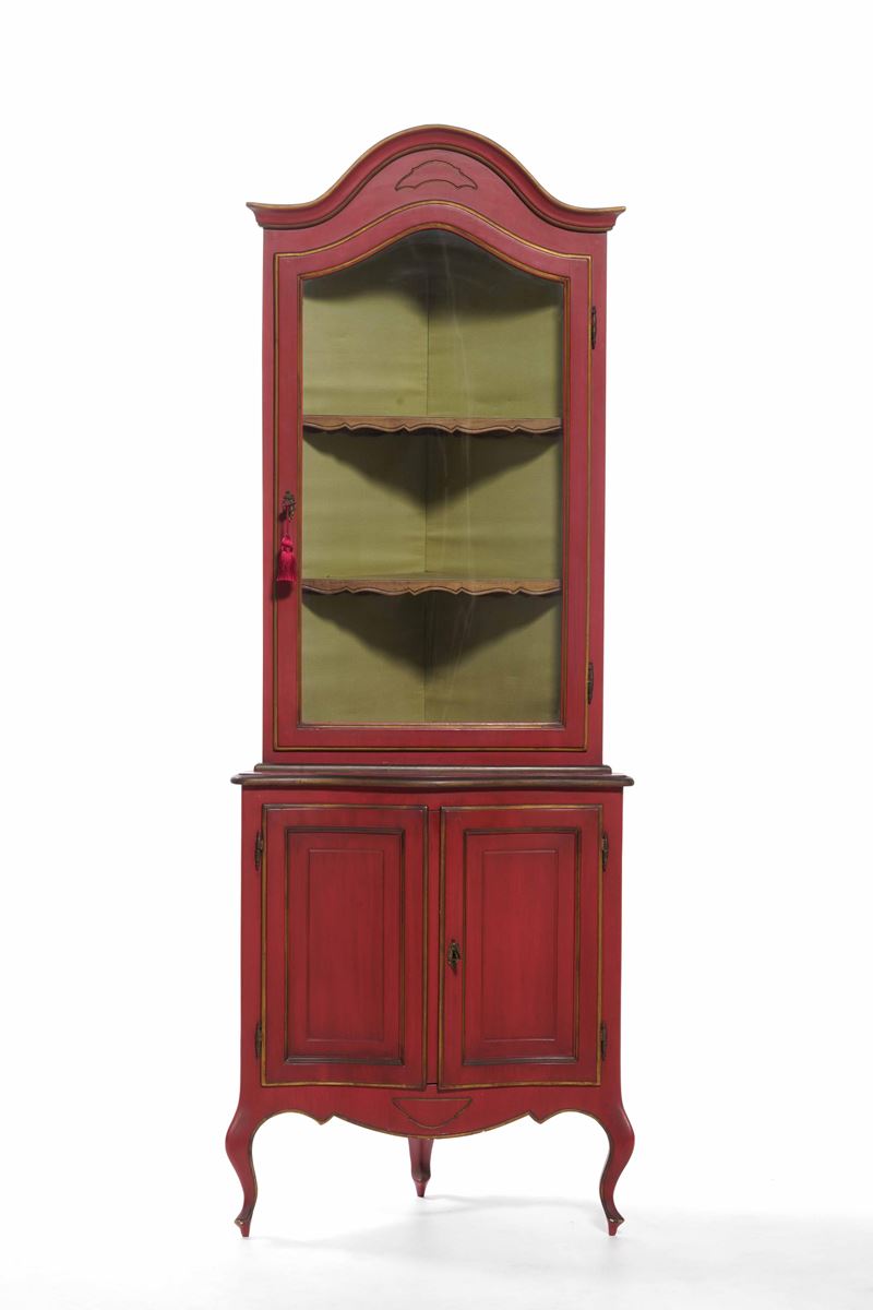 Vetrina angolare in legno dipinto. XX secolo  - Asta Antiquariato Luglio - Cambi Casa d'Aste