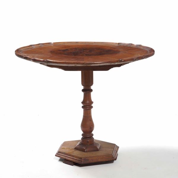 Tavolino con piano sagomato e lastronato. XIX secolo