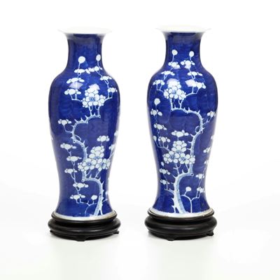 Coppia di Vasi in Porcellana con Decoro Floreale su Fondo Blu, Cina, XX Secolo