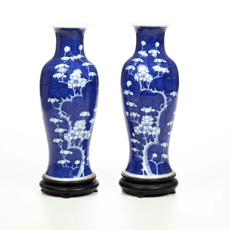 Coppia di vasi in porcellana con decoro floreale su fondo blu, Cina, XX secolo  - Auction Antiques - Cambi Casa d'Aste
