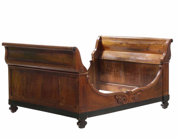 Letto a barca in legno intagliato. XIX secolo