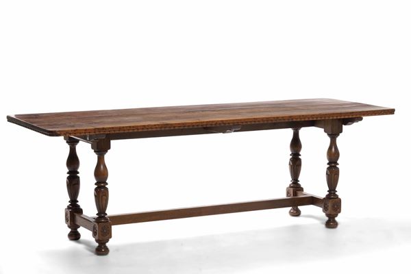 Tavolo in legno intagliato. XX secolo