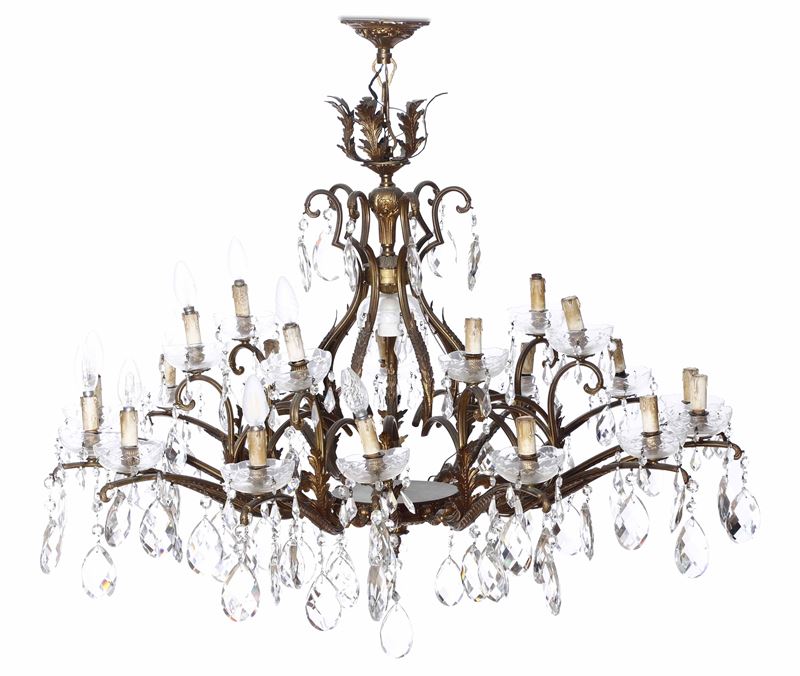 Lampadario in metallo dorato e cristalli a 18 luci. XX secolo  - Auction Antique - Cambi Casa d'Aste