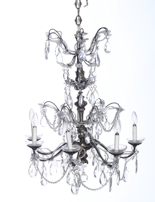 Lampadario a sei luci con struttura in metallo sbalzato e gocce in cristallo. XIX secolo