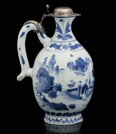 Versatoio in Porcellana Bianca e Blu Raffigurante Paesaggio con Figure, Cina, Dinastia Qing, Epoc...