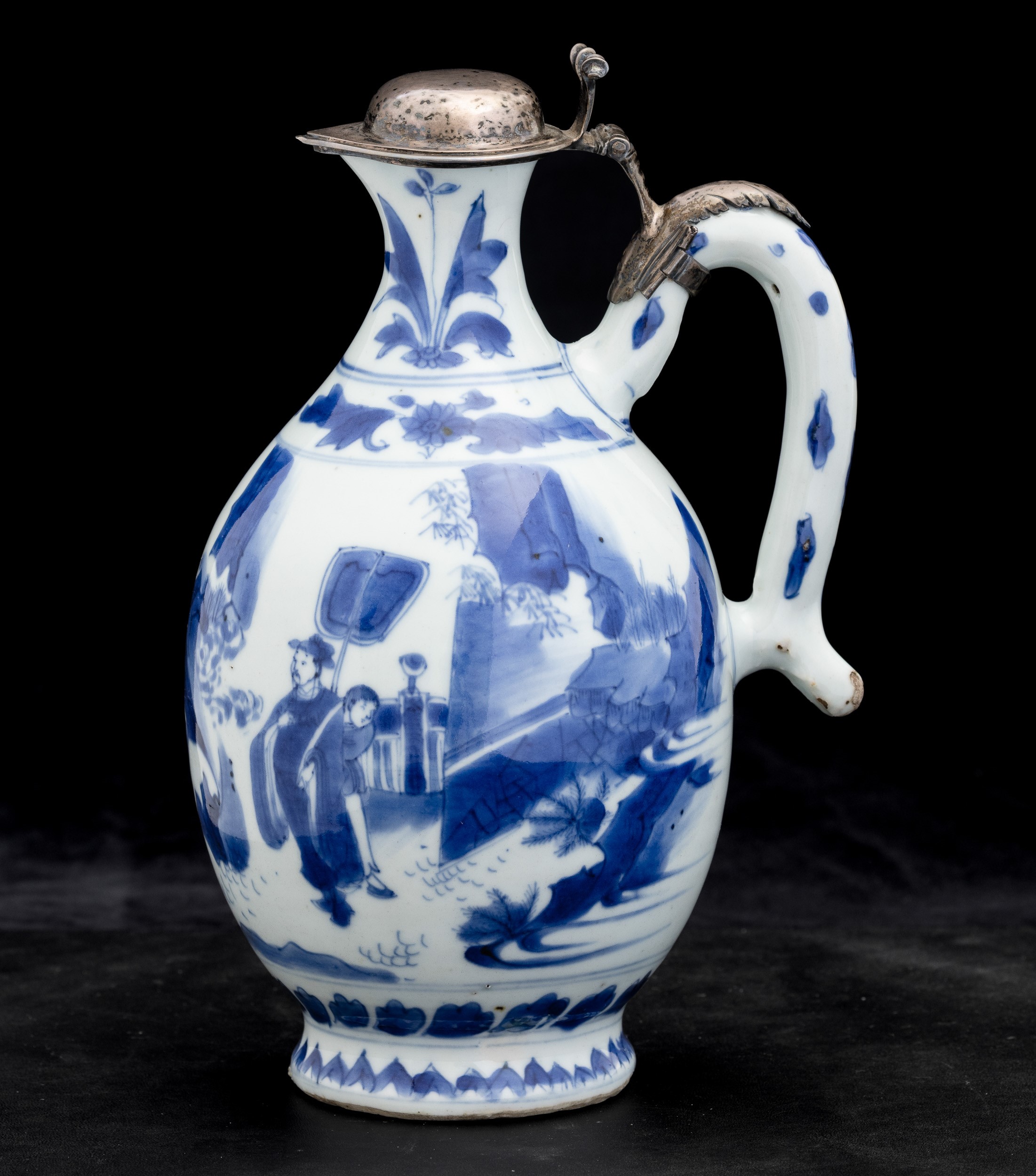 Versatoio in Porcellana Bianca e Blu Raffigurante Paesaggio con Figure, Cina, Dinastia Qing, Epoc...