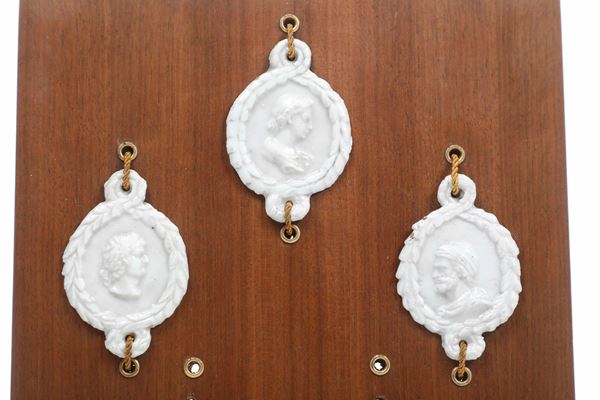 Tre placchette con busti classici.  Doccia (?), fine XVIII inizio XVI secolo.