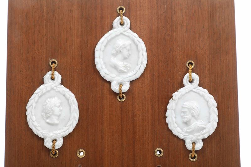 Tre placchette con busti classici.  Doccia (?), fine XVIII inizio XVI secolo.  - Asta Maioliche e Porcellane - Cambi Casa d'Aste