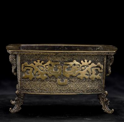 Incensiere in bronzo con decori a maschere taotie, Cina, Dinastia Qing (XVIII secolo)