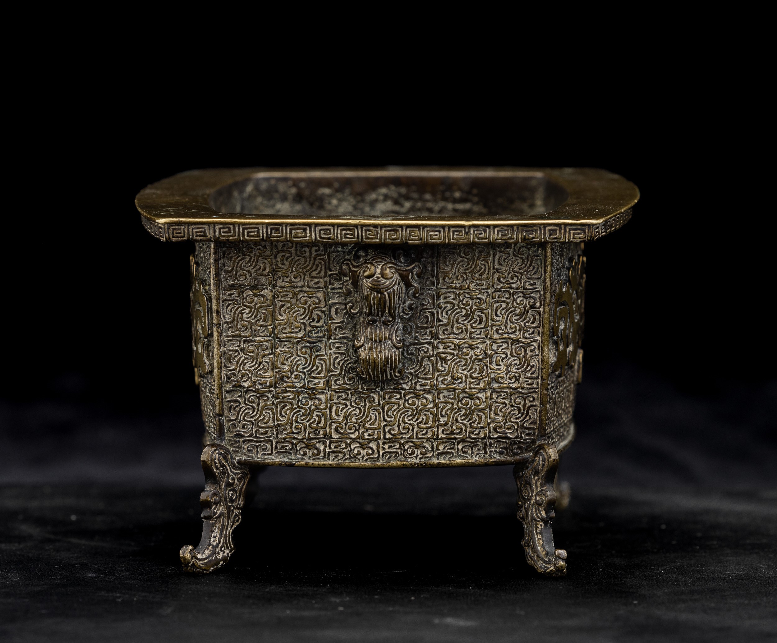 Incensiere in bronzo con decori a maschere taotie, Cina, Dinastia Qing (XVIII secolo)