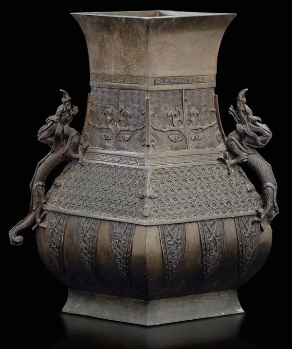 Vaso in bronzo con anse a foggia di draghetto e decori incisi d'ispirazione arcaica, Cina, Dinastia Qing, XVIII secolo