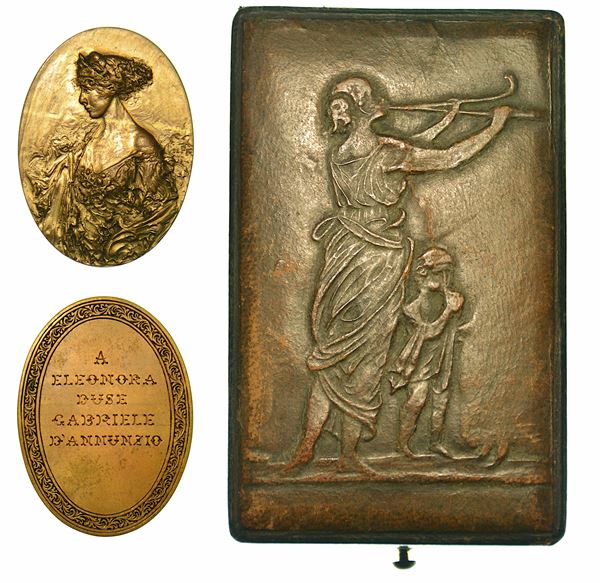 A ELEONORA DUSE GABRIELE D'ANNUNZIO. Medaglia ovale in bronzo dorato.