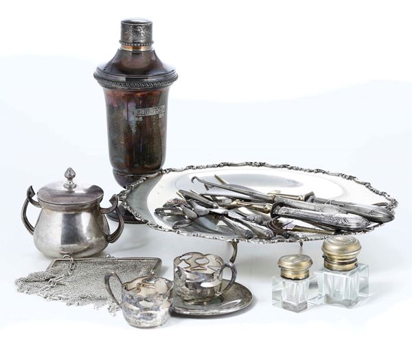 Insieme di oggetti in argento. Differenti manifatture del XX secolo