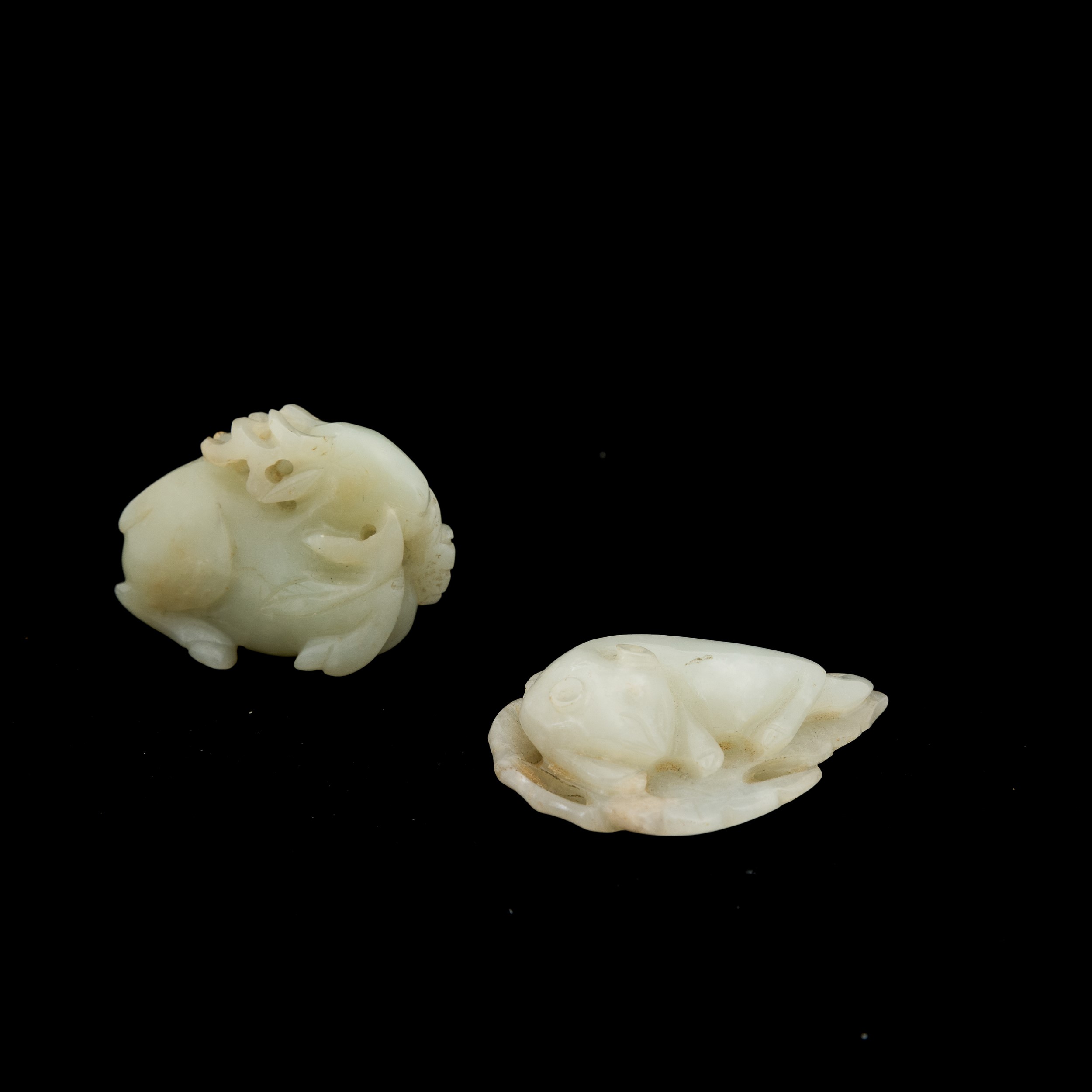 Due Piccoli Gruppi Scolpiti in Giada Bianca e Celadon a Foggia di Animaletti, Cina, Dinastia Qing...