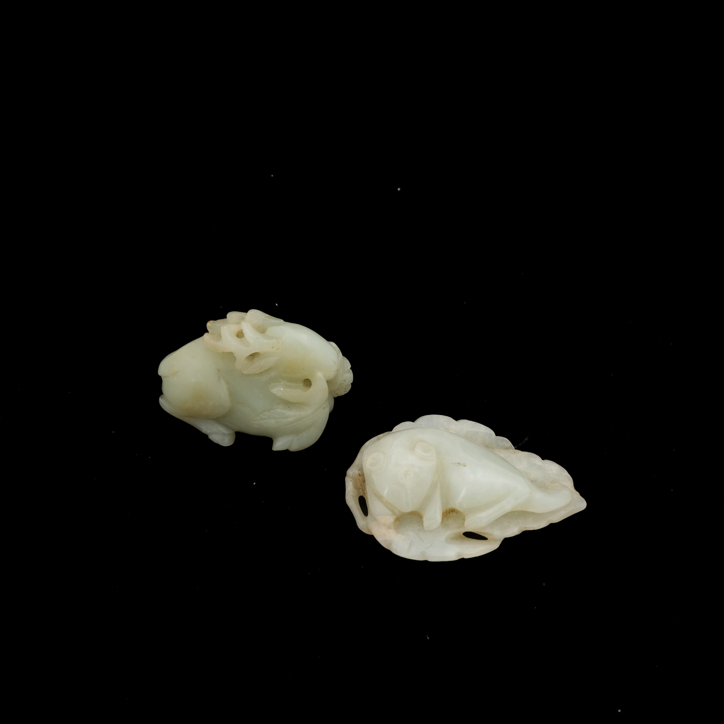 Due Piccoli Gruppi Scolpiti in Giada Bianca e Celadon a Foggia di Animaletti, Cina, Dinastia Qing...