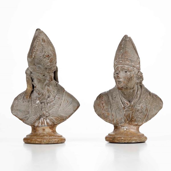 Coppia di busti in terracotta con base in gesso. XVIII-XIX secolo, siglati PL