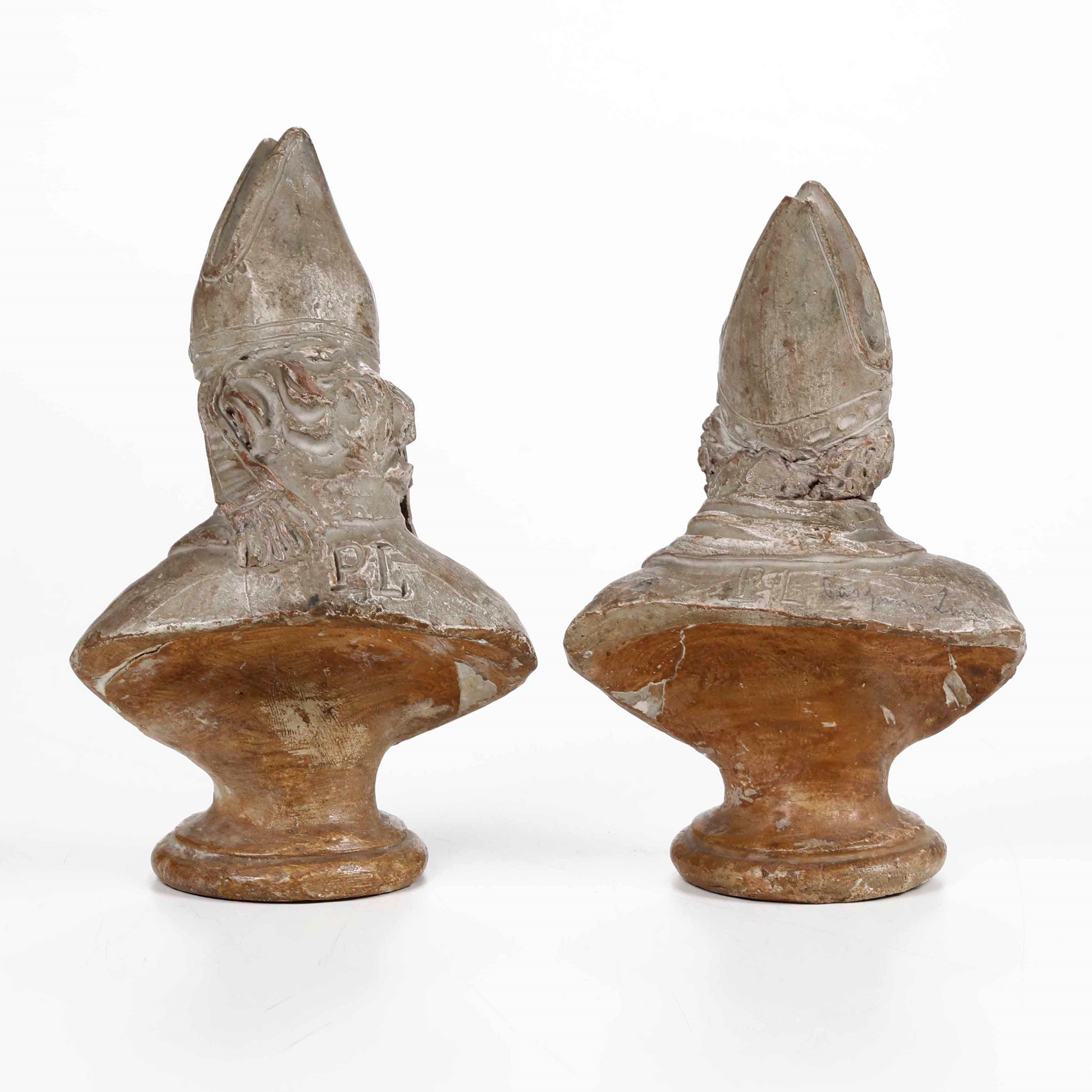 Coppia di Busti in Terracotta con Base in Gesso. XVIII-XIX Secolo, Siglati Pl