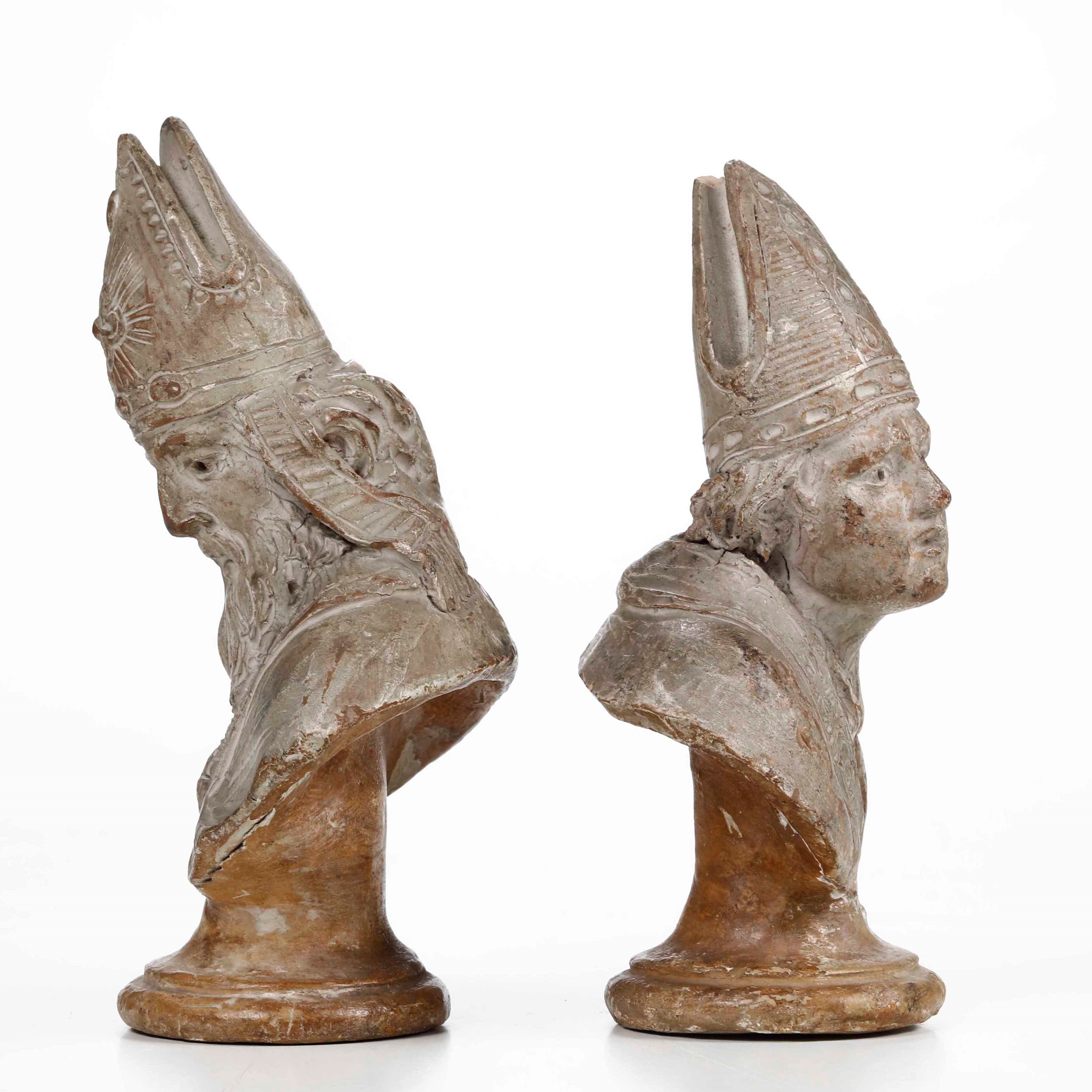 Coppia di Busti in Terracotta con Base in Gesso. XVIII-XIX Secolo, Siglati Pl