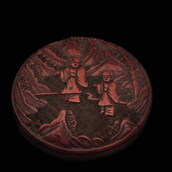 Scatola circolare in lacca rossa con figure di saggi entro paesaggio, Cina, Dinastia Qing, XIX secolo