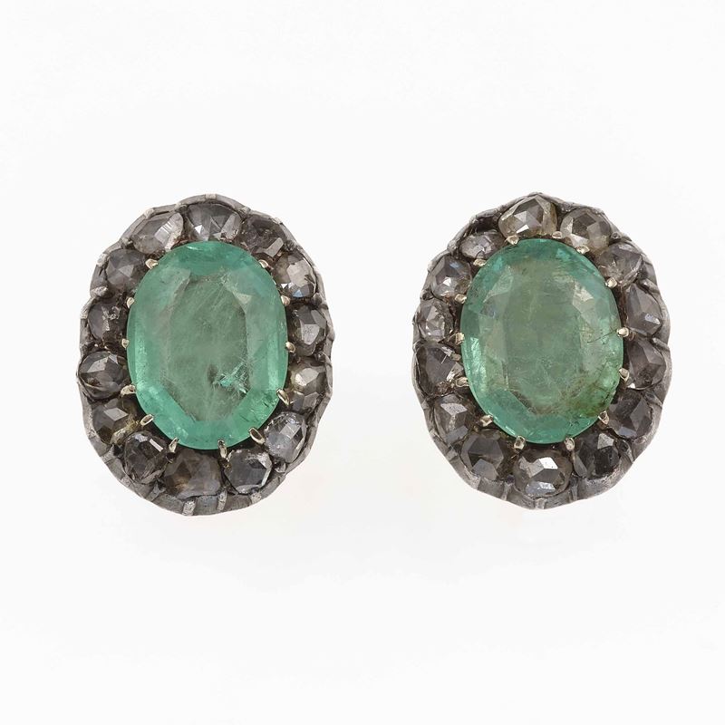 Pair of emerald, diamond, gold and silver earrings  - Auction Fine Jewels - Cambi Casa d'Aste