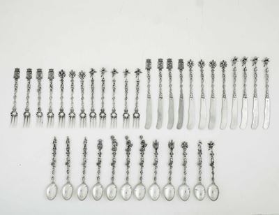 Servizio di posate da dolce, Argenteria artistica italiana, XX secolo, Argento fuso