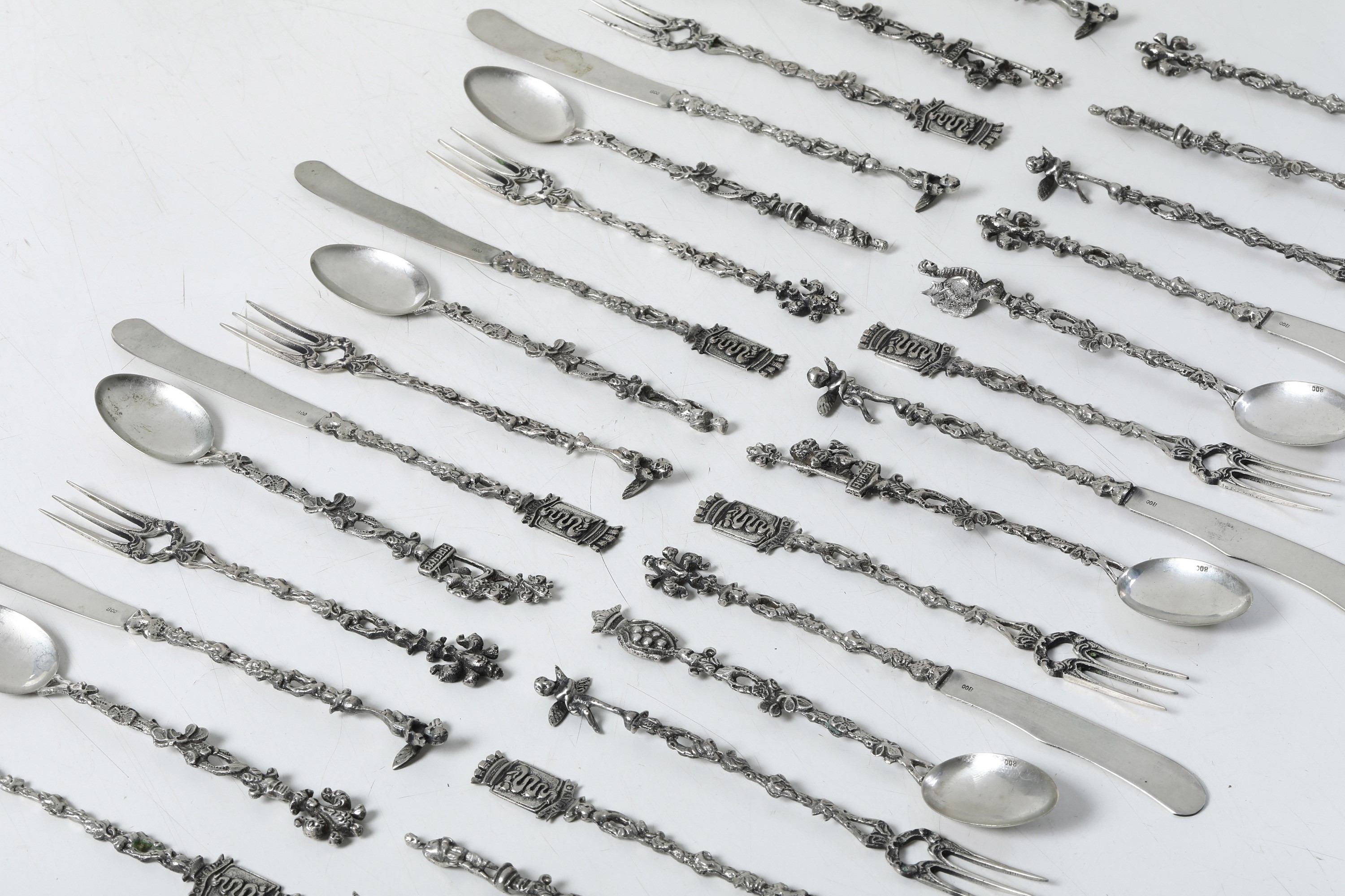 Servizio di posate da dolce, Argenteria artistica italiana, XX secolo, Argento fuso