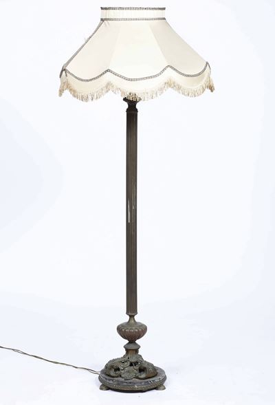 Lampada a piantana in metallo con base in marmo