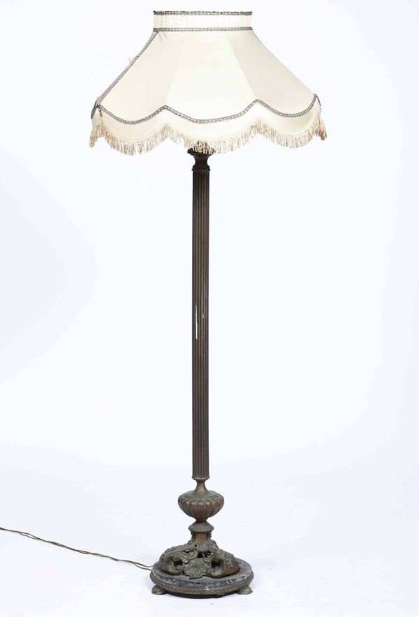 Lampada a piantana in metallo con base in marmo