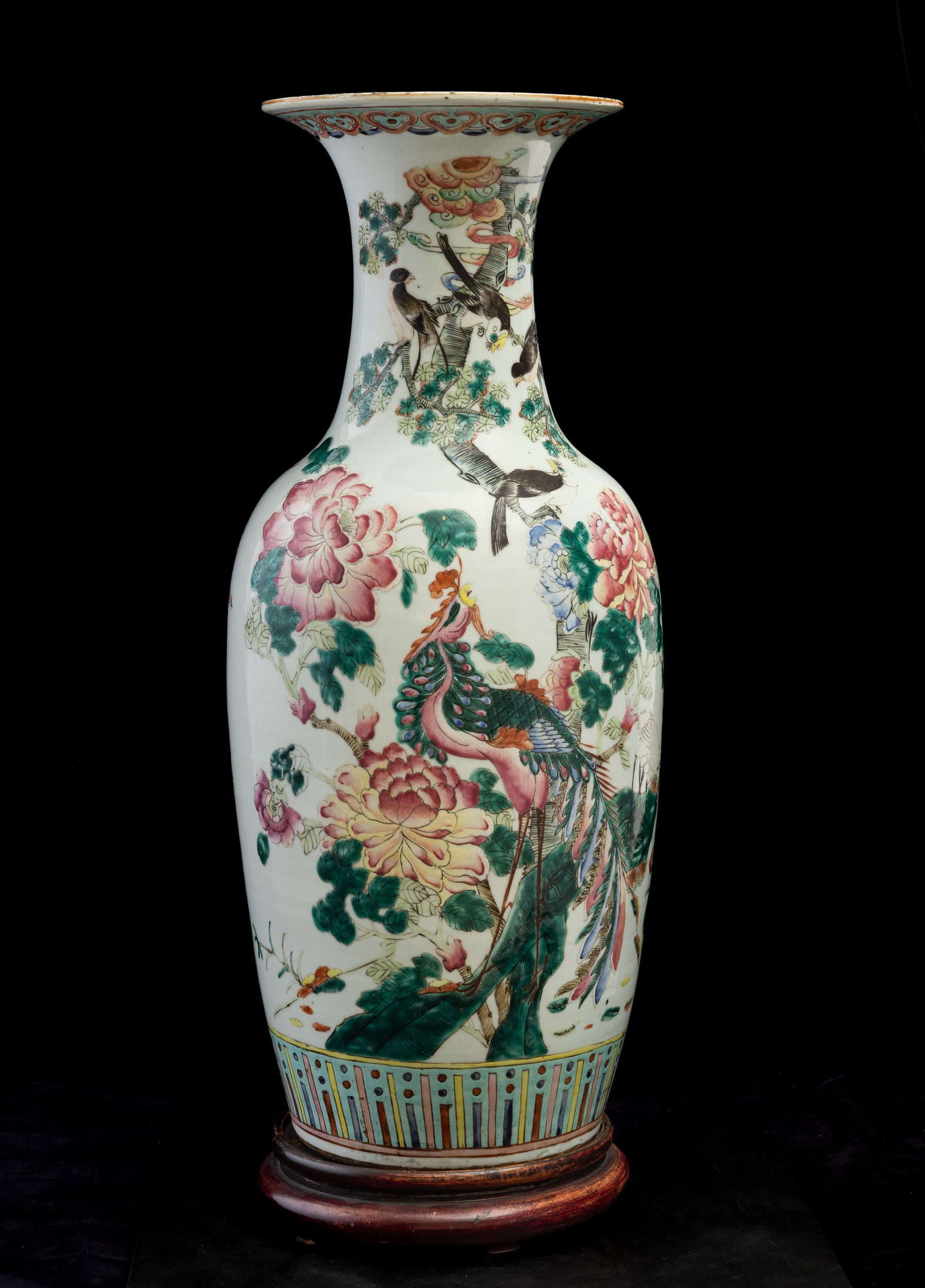 Vaso in Porcellana con i Toni della Famiglia Rosa Raffigurante Pavone e Peonie in Fiore, Cina, Di...