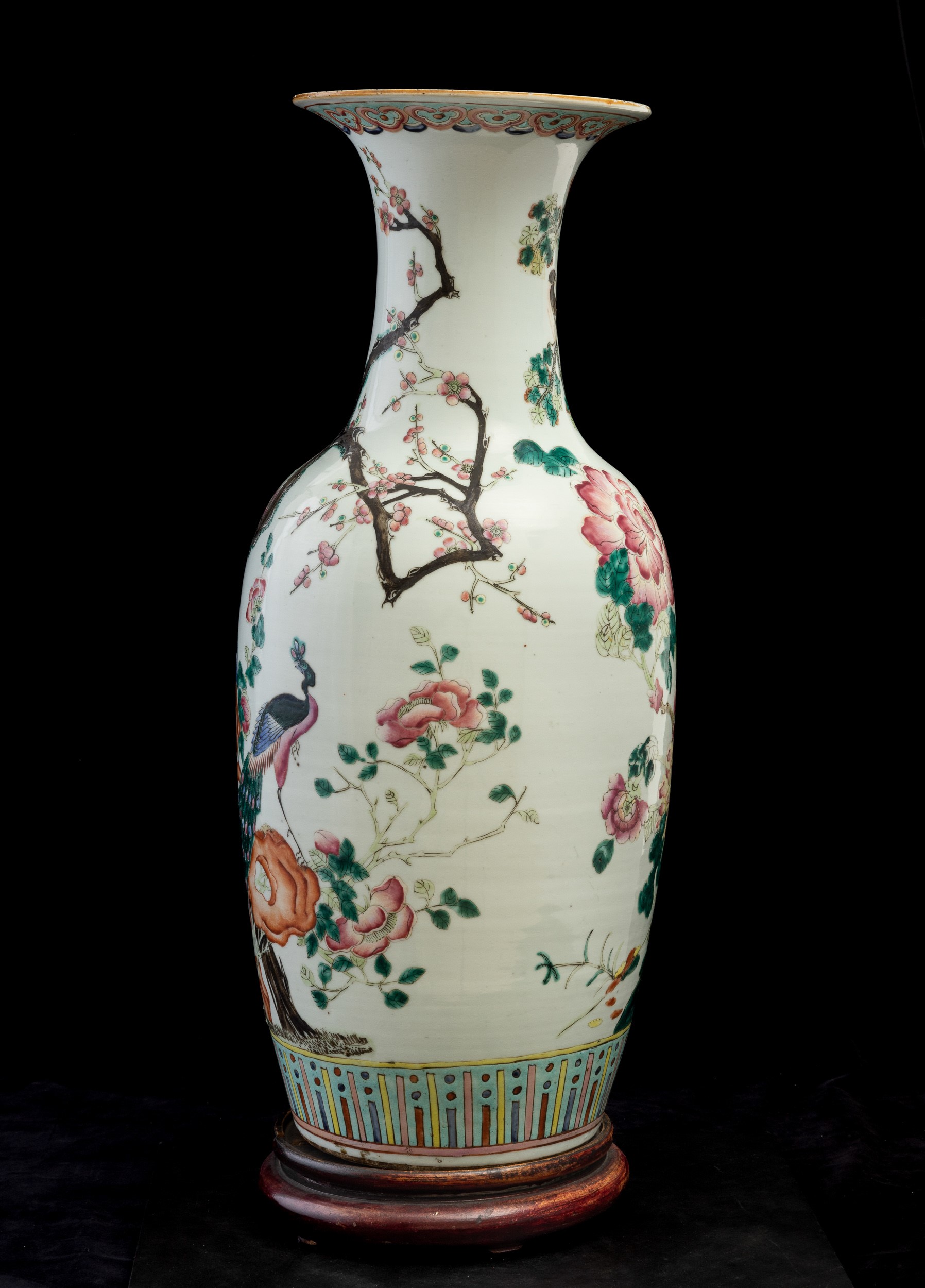 Vaso in Porcellana con i Toni della Famiglia Rosa Raffigurante Pavone e Peonie in Fiore, Cina, Di...
