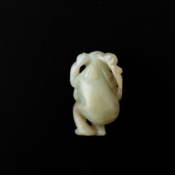 Figura di scimmietta scolpita in giada Celadon e russet, Cina, Dinastia Qing, XIX secolo