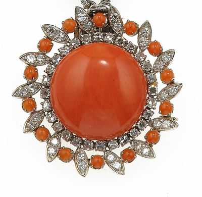 Pendente/fermezza, corallo rosso e diamanti, montatura in oro bianco 750/1000