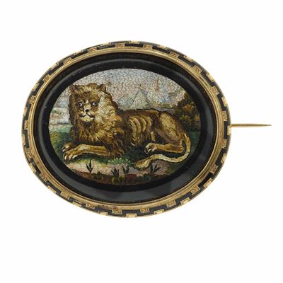 Spilla con micromosaico raffigurante un leone, in oro giallo 750/1000