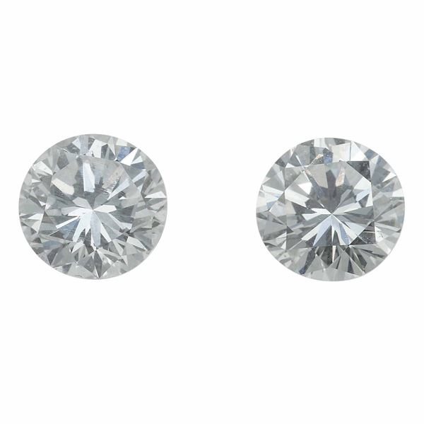 Due diamanti taglio brillante di ct 0.87 e 0.93, colore F e H, caratteristiche interne VS2, fluorescenza UV nulla