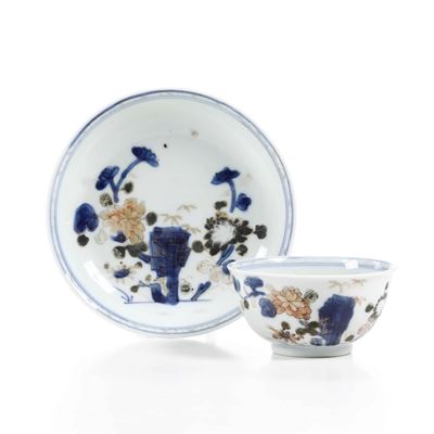 Tazza con Piattino in Porcellana Imari con Decori Floreali, Cina, Dinastia Qing, Epoca Qianlong (...