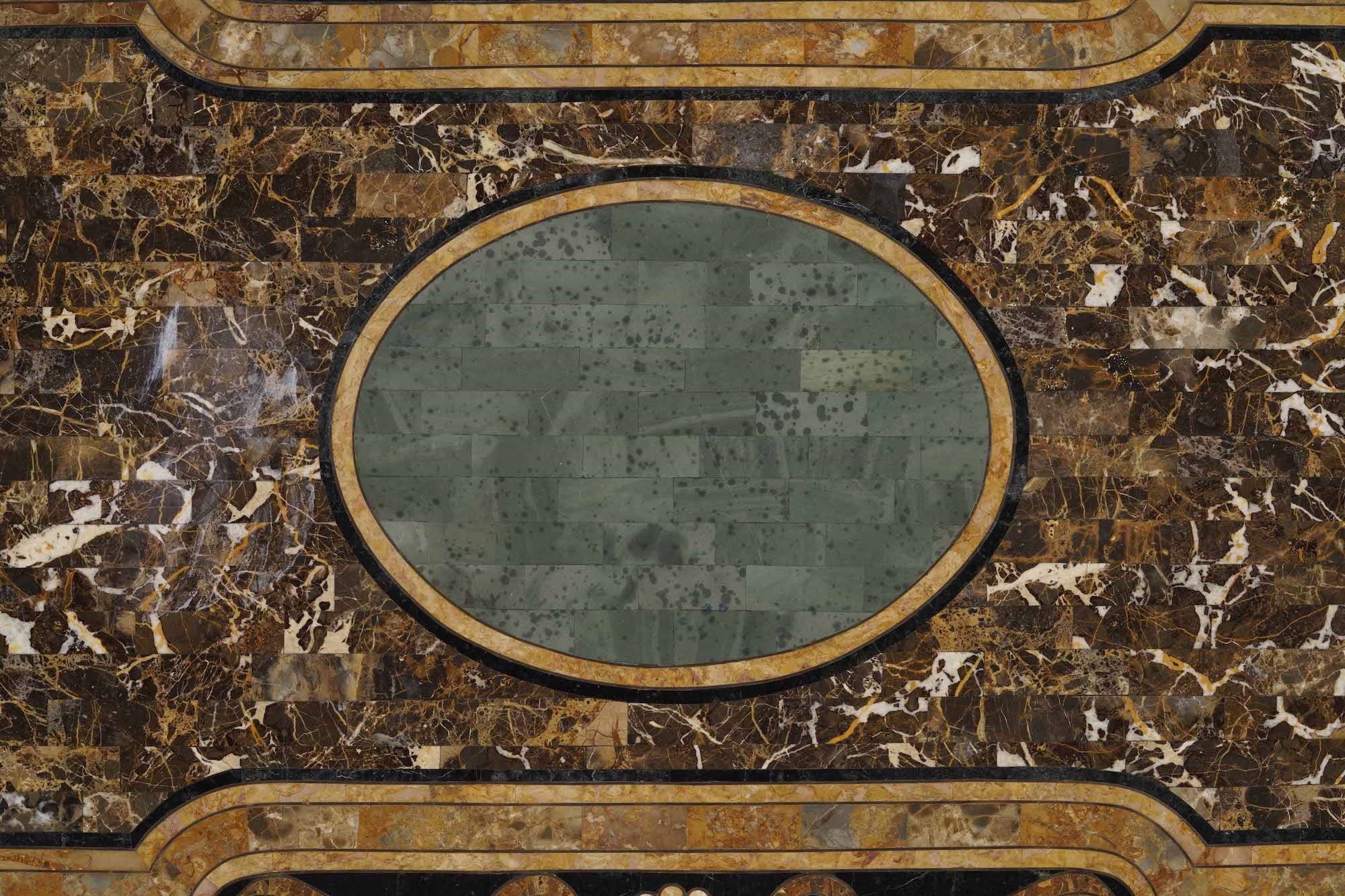 Tavolo in Legno Lastronato in Marmi Colorati. XIX-XX Secolo