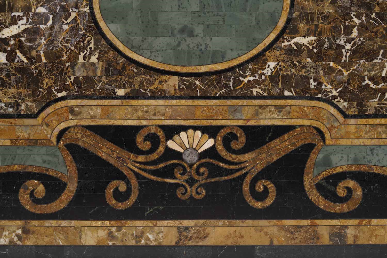 Tavolo in Legno Lastronato in Marmi Colorati. XIX-XX Secolo