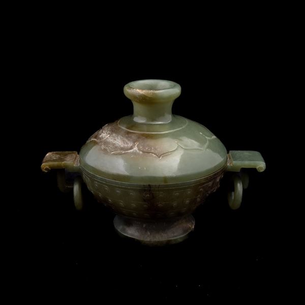 Ciotola con coperchio e anse ad anello scolpita in giada e russet con decori a rilievo, Cina, Dinastia Qing, XIX secolo