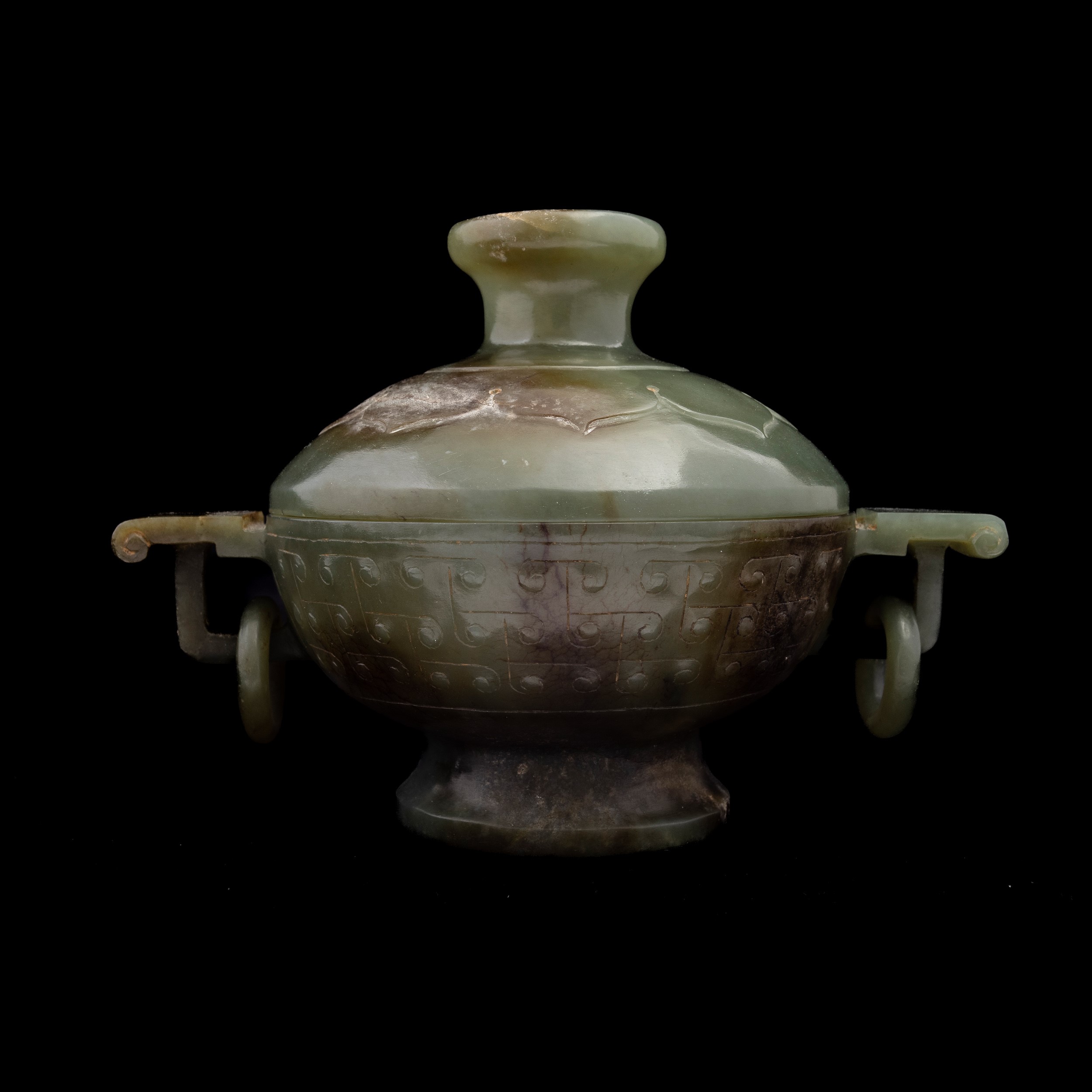 Ciotola con Coperchio e Anse Ad Anello Scolpita in Giada e Russet con Decori a Rilievo, Cina, Din...