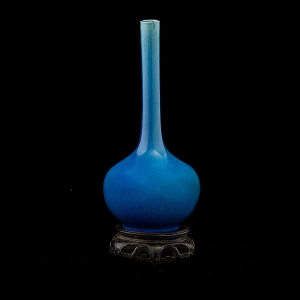 Vaso a bottiglia in porcellana monocroma turchese, Cina, Dinastia Qing, XIX secolo