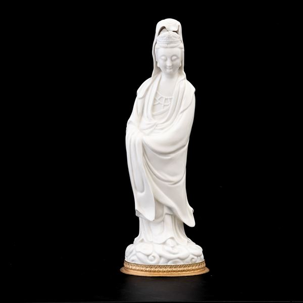 Figura di Guanyin stante in porcellana Blanc de Chine, Cina, Dinastia Qing, XIX secolo