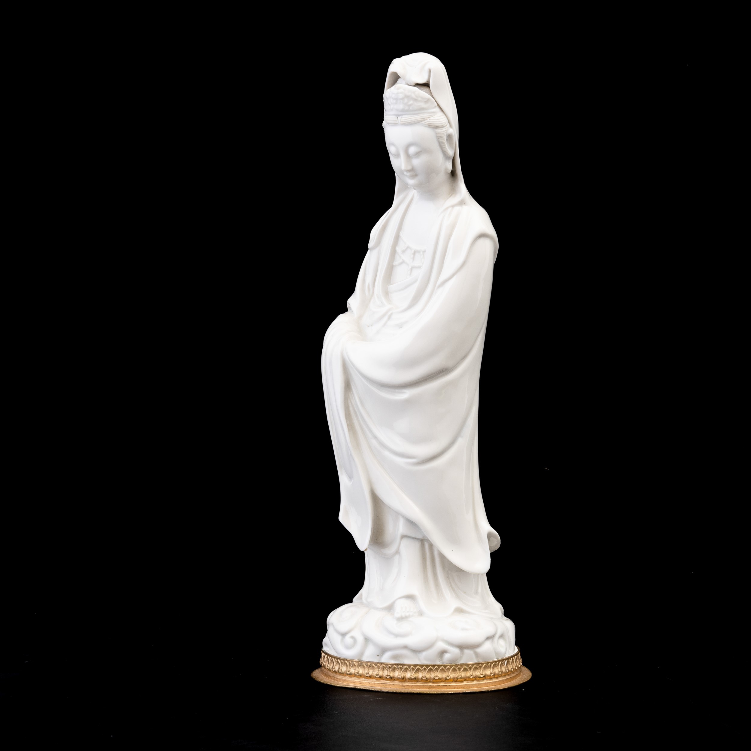 Figura di Guanyin Stante in Porcellana Blanc De Chine, Cina, Dinastia Qing, XIX Secolo