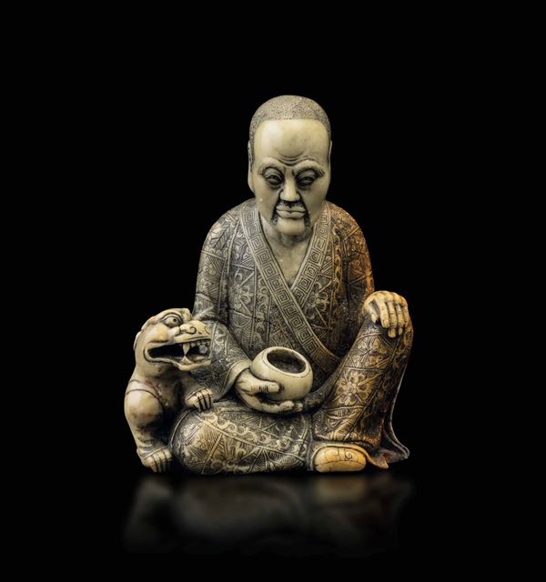 Figura di saggio accovacciato scolpita in pietra, Cina, Dinastia Qing, epoca Qianlong (1736-1796)