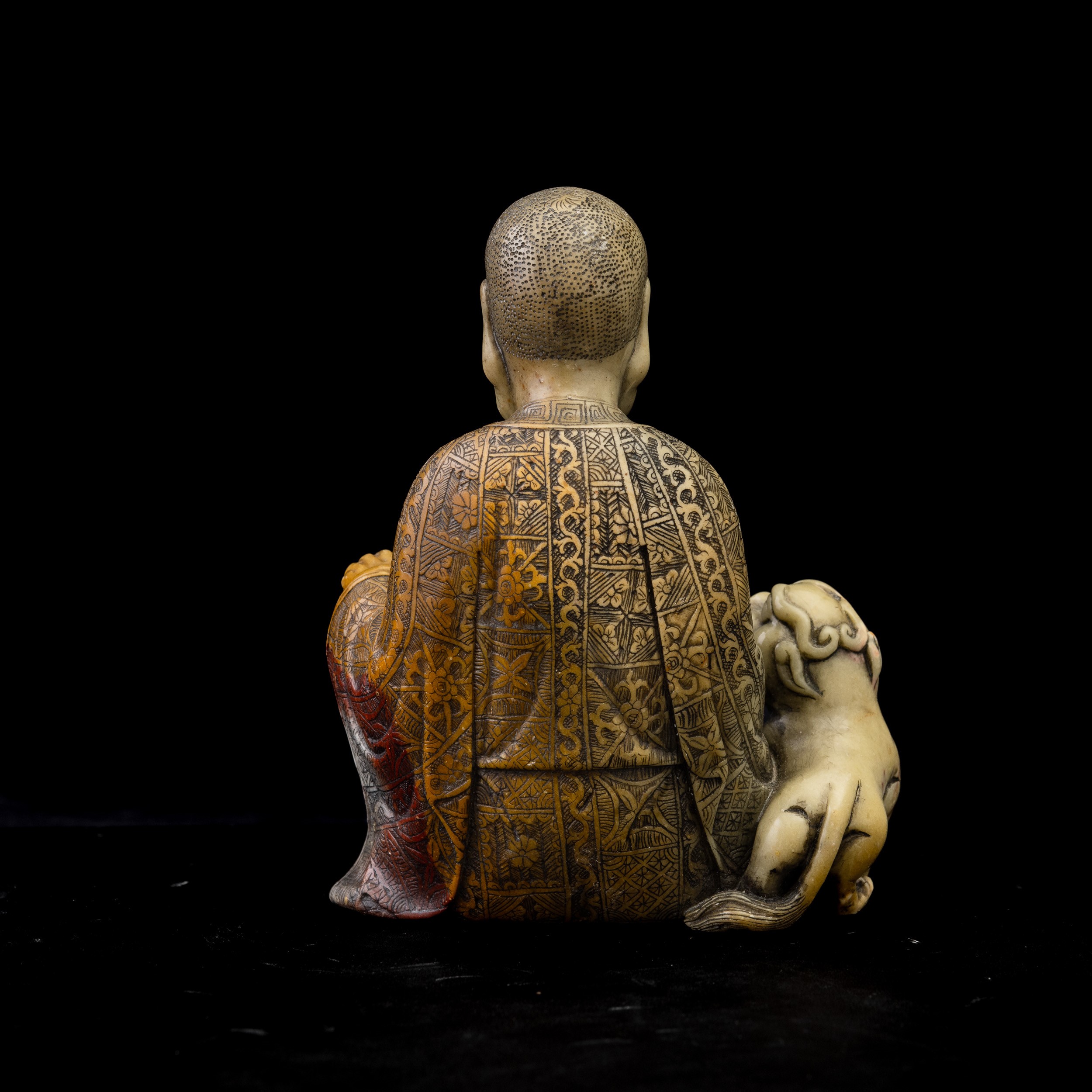 Figura di Saggio Accovacciato Scolpita in Pietra, Cina, Dinastia Qing, Epoca Qianlong (1736-1796)